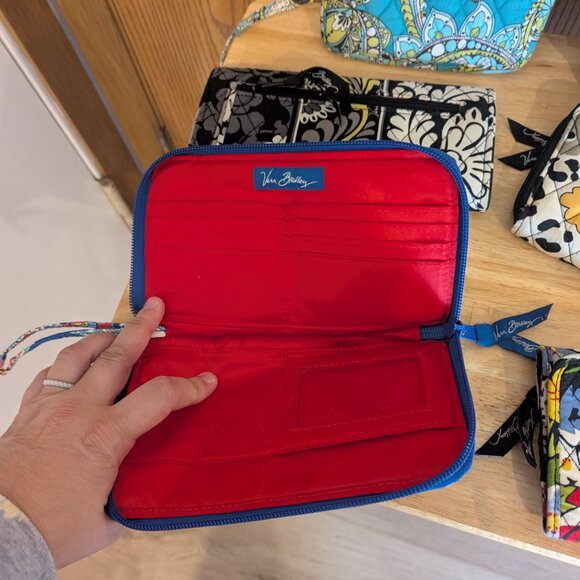 Bundle of 6 Vera Bradley Purses, Wristlets, and Wallets. - Picture 4 of 8